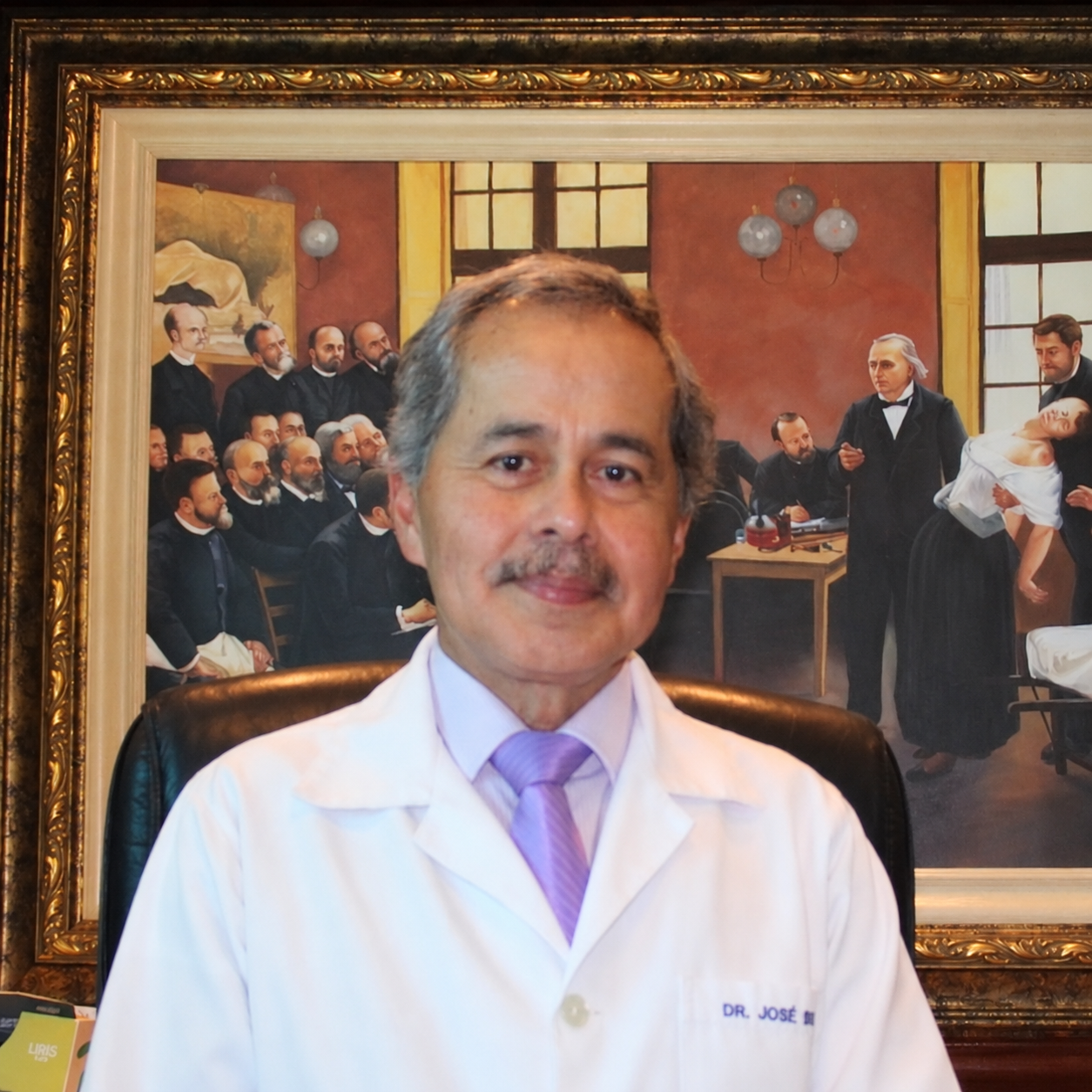Dr. José Sion Cantos, neurologista, em seu consultório